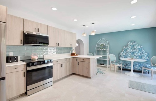 Parker Ridge House | West Palm Beach Oasis | Private Pool Retreat & Open Air Lounge | King Bed & 2 Queen Beds | Grill | TheLiliPad