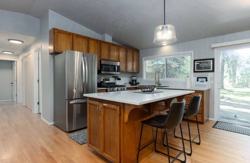 Westbrook Meadows House | West Side on Road to Mountain & Biking │Hot Tub │Tucked in the Pines