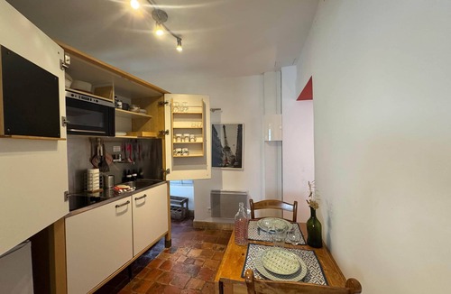 Rognes Apartment | West Studio – Vineyard Room Château Barbebelle