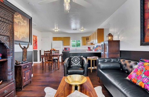 West University Apartment | West University art-partment 1 bedroom bungalow!