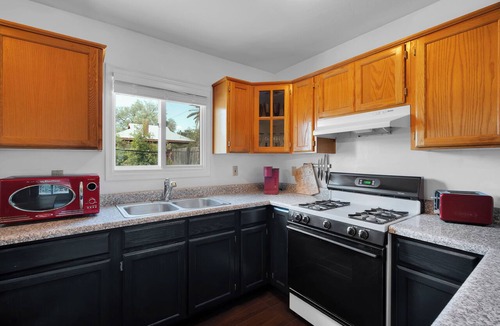 West University Apartment | West University art-partment 1 bedroom bungalow!