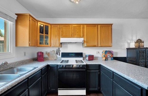 West University Apartment | West University art-partment 1 bedroom bungalow!