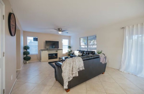 La Buena Vida House | West Valley Oasis! Close to sports, concerts, restaurants, and nightlife!