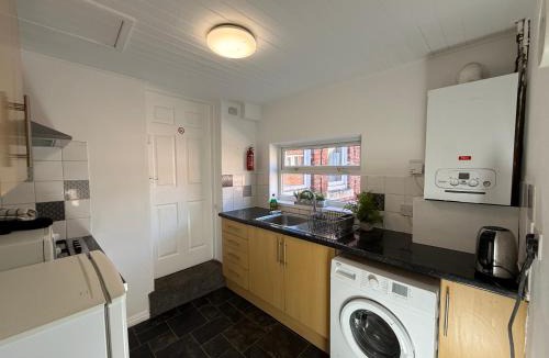 Gateshead Apartment | Westbrne-Spacious 4 Bedroom Sleeps 7 Contractor Stay