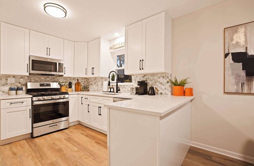Hillside House | Westchester House | Sleeps 10 | Near Chicago & Parks | Close to Restaurants & Easy Local Transport Access | Long private driveway