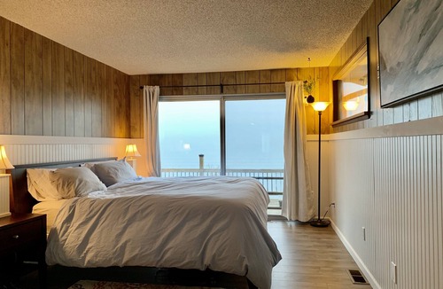 Victor House | Western facing waterfront property - kids and pets welcome!