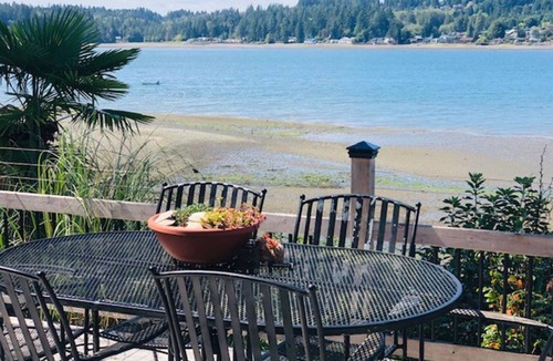 Victor House | Western facing waterfront property - kids and pets welcome!