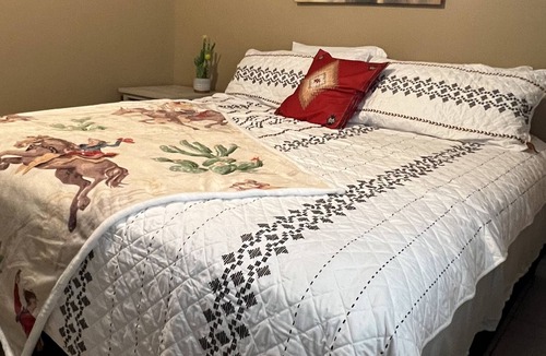 Eagle Pass Apartment | Western Style King,Queen&Sofabed