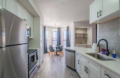 Glendale Sports and Entertainment District Apartment | Westgate Stay | Parking, Pool, Gym, Balcony W/D