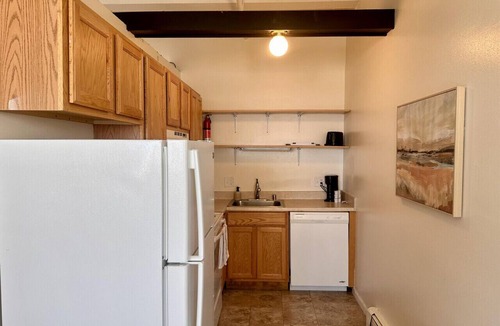 Westown Apartment | Westown Studio Apt Near Fiserv, Baird, and Theater District