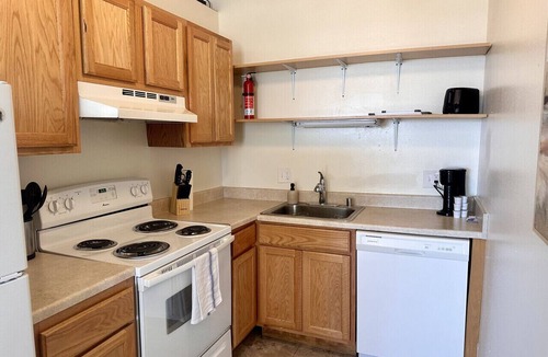 Westown Apartment | Westown Studio Apt Near Fiserv, Baird, and Theater District