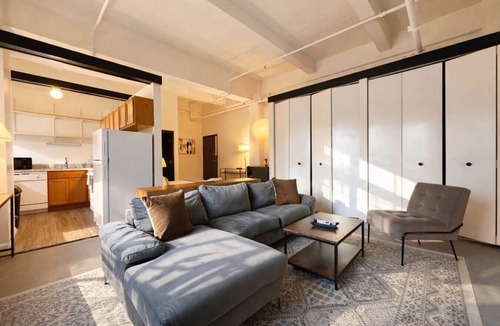 Westown Apartment | Westown Studio Apt Near Fiserv, Baird, and Theater District
