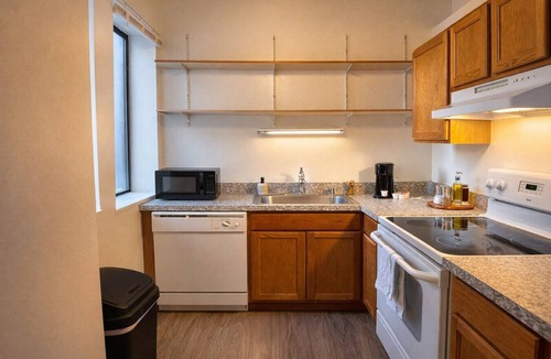 Westown Apartment | Westown Studio Apt Near Fiserv, Baird, and Theater District