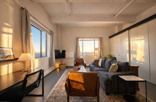 Westown Apartment | Westown Studio Apt Near Fiserv, Baird, and Theater District