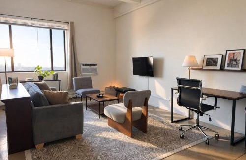 Westown Apartment | Westown Studio Apt Near Fiserv, Baird, and Theater District · Sleeps 4
