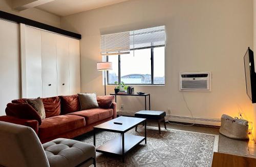 Westown Apartment | Westown Studio Apt Near Fiserv, Baird, and Theater District · Sleeps 4