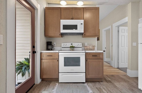 Grand Rapids Apartment | Westside 4 Bedroom Furnished Remodeled Short Term. Close to Downtown/Action