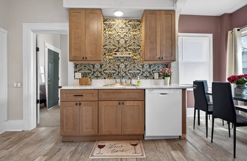 Grand Rapids Apartment | Westside 4 Bedroom Furnished Remodeled Short Term. Close to Downtown/Action