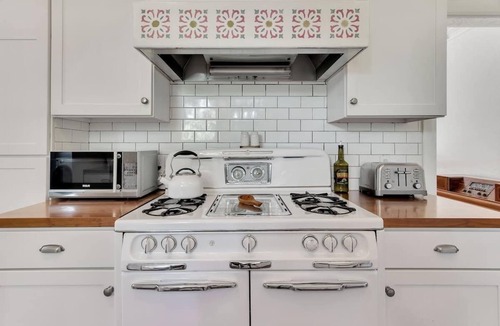 Paso Robles House | WeSTSiDE SPaNiSH BuNGaLOW -Hot Tub & Walk Downtown