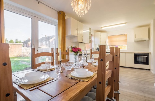 Luton House | Wetherne House w/Parking & Self Checkin near L&D Hospital, Cul De Sac