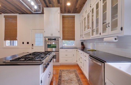 Columbus House | WFH Friendly: Abode w/Balcony in Columbus!