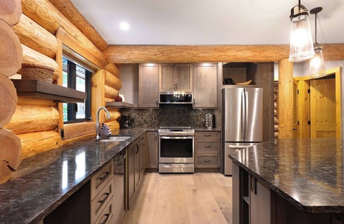 Courtenay Ski Chalet | WGB - Wintergreen - B