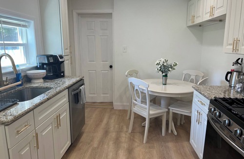 Villas Cottage | WHALE'S TAIL COTTAGE: Newly renovated cozy cottage 1.5 block walk to the beach !