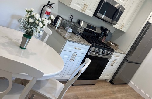 Villas Cottage | WHALE'S TAIL COTTAGE: Newly renovated cozy cottage 1.5 block walk to the beach !