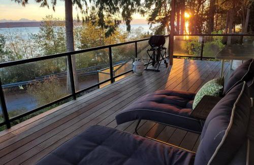 Bells Beach House | Whale Watching & Mtn ViewsHot TubCovered Deck