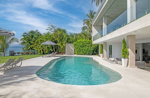 Tango Mar Villa | Whales view, beach house on Cliff Villamarunga