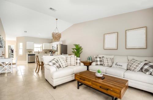 East Naples House | When in Naples! Heated Pool, Villa-Attached to one more Villa, 3miles to the beach