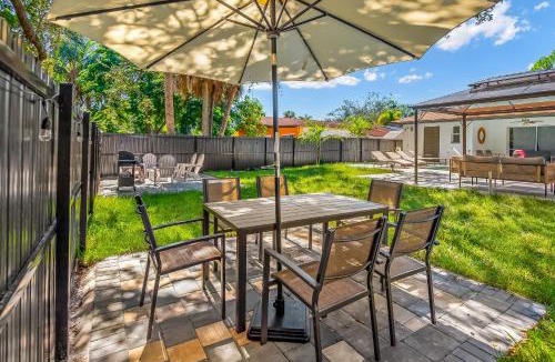 East Naples House | When in Naples! Heated Pool, Villa-Attached to one more Villa, 3miles to the beach