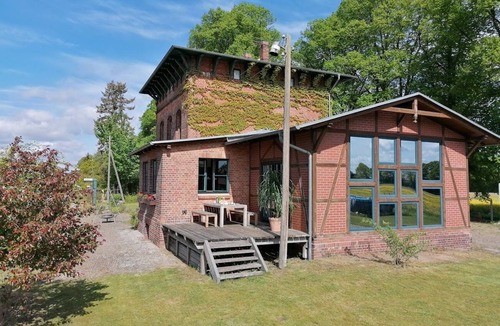 Zarrentin am Schaalsee House | Where history, tranquillity and nature come together - living in the old station?