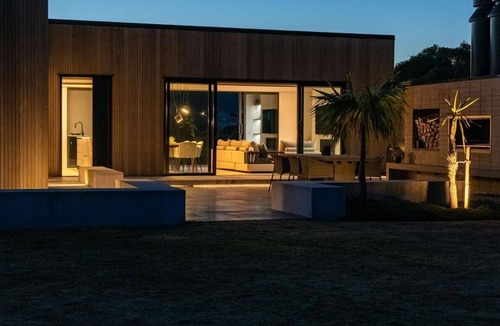 Taieri Mouth House | Where luxury meets the ocean. Welcome to our home.