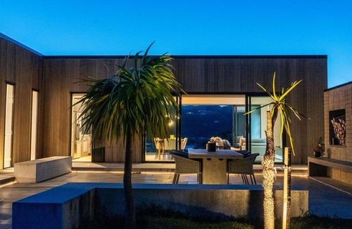 Taieri Mouth House | Where luxury meets the ocean. Welcome to our home.