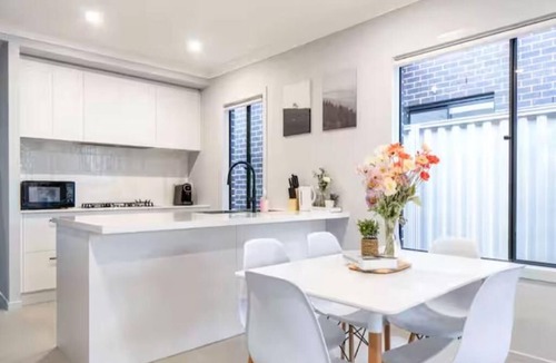 Spring Mountain House | Where Spring Lives — A Quiet Home in the Suburbs