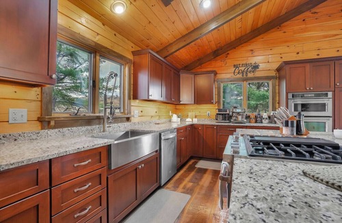 Herndon Cabin | Whether you`re looking for a romantic getaway or a fun-filled family vacation, this cabin is the perfect destination for you.