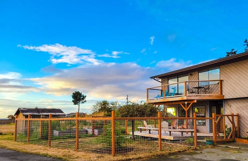 Lagoon Point House | Whidbey Beachfront I Hot Tub I Dogs OK