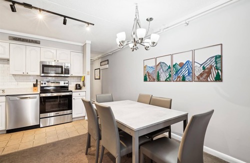 Killington Condo | Whiffletree C2 has been totally renovated and is on the Shuttle Bus Route with a ski trail back to the property. Summer Outdoor pool. Near Golf Course