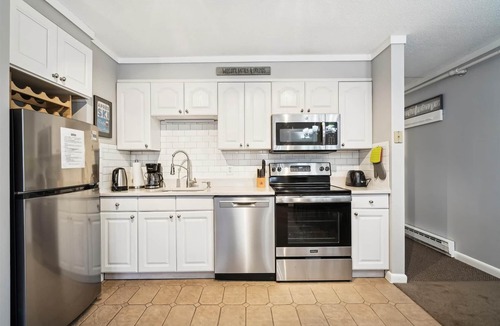 Killington Condo | Whiffletree C2 has been totally renovated and is on the Shuttle Bus Route with a ski trail back to the property. Summer Outdoor pool. Near Golf Course