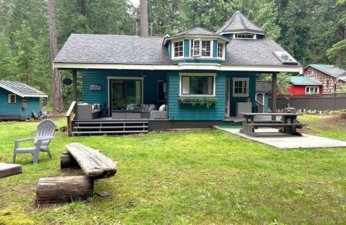 Savary Island Cottage | Whimsical 4 bedrooms + one loft cottage on Savary Island