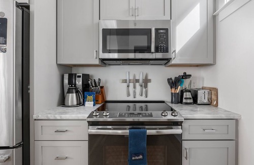 Cannonborough Elliotborough Apartment | Whimsical Historic Retreat! | Globetrotter Suite C