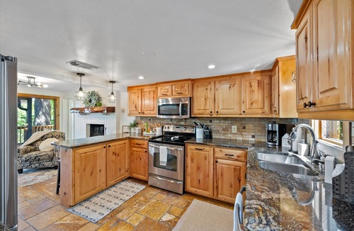 Murchison House | Whimsical Lake Retreat! Kayak, SUP, Arcade, maui mat! Canton/Tyler Sleeps 11
