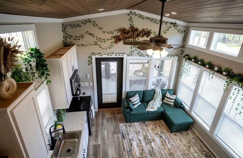 Tracy City Cabin | Whimsical Mountain Tiny House with Hot Tub near South Cumberland State Park Tennessee
