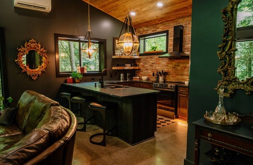 Loudonville Cabin | Whiskey Lounge - AQUY Valley Rentals