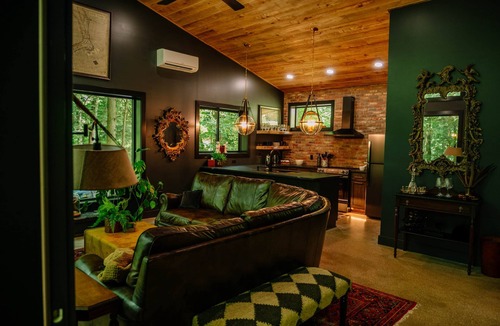 Loudonville Cabin | Whiskey Lounge - AQUY Valley Rentals