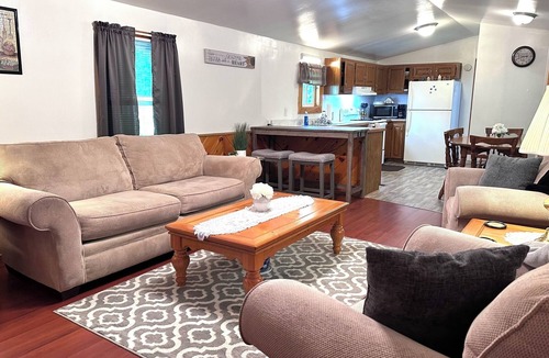 Robertsdale House | Whispering Acorn - Raystown Lake - Aunt Susie's