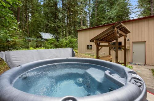 Zigzag House | Whispering Pines - Cabin w hot tub