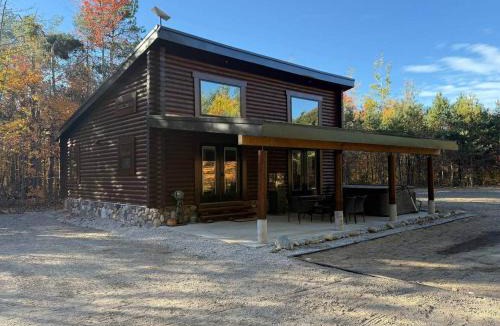Elmira House | Whispering Pines Cabin - Rustic Escape + Hot tub