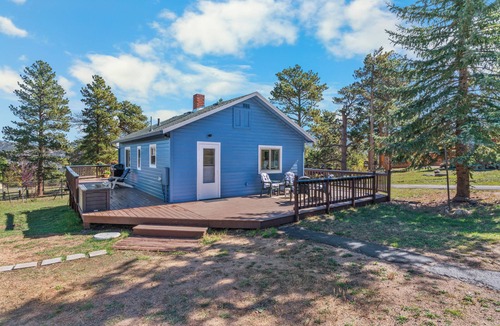 Estes Park House | Whispering Pines Getaway with hot tub, large deck, game room and wildlife views